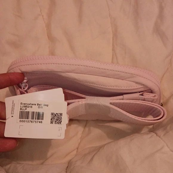 Lululemon Everywhere Belt Bag - Picture 4 of 4